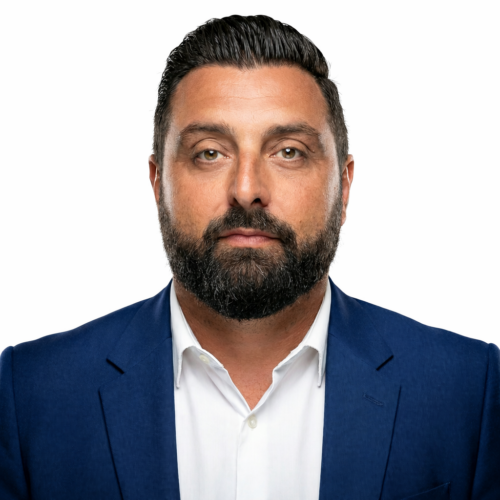 Portrait sérieux en costume élégant